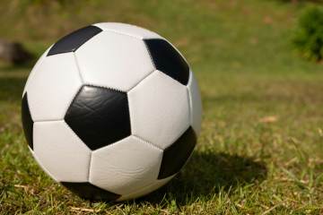 这几个乌干达儿童的球技，不输国足呀｜天博体育（配图示意）